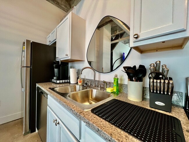 Building Photo - Swanky, Funky, Groovy, loft space Cincinnati, Ohio