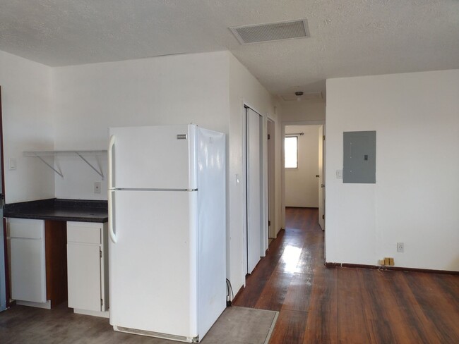 Building Photo - 2 bedroom 1 bath with Kaimuki ocean view