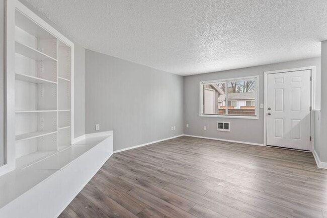 Building Photo - 2 bedroom 1 bath in Clackamas!!