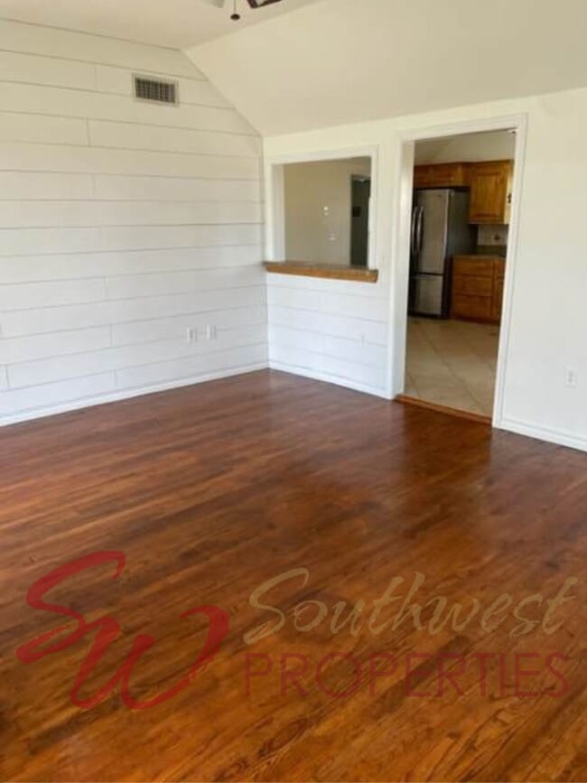 Building Photo - Good looking 3 bedroom 2 bath with huge yard!