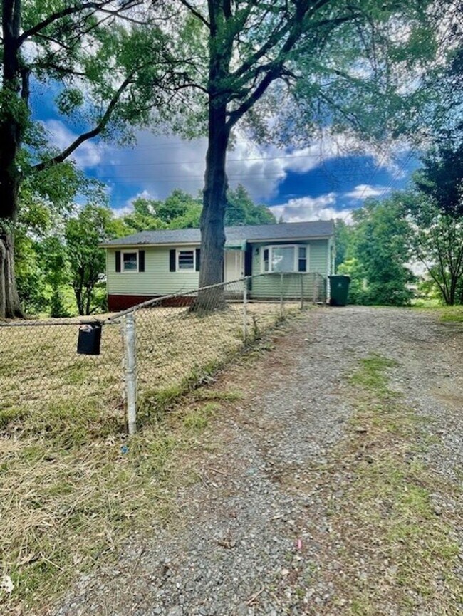 Building Photo - Spacious 5 Bedroom 2 Bath. This Home is Located in the Smallwood Community.