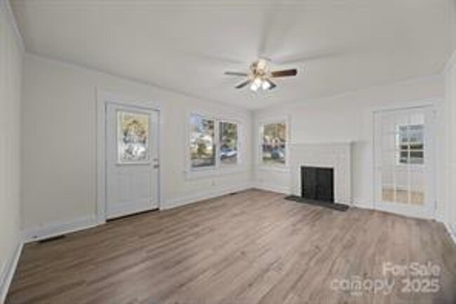 Building Photo - Remodeled Bungalow 3b,2ba, fenced yard - C...