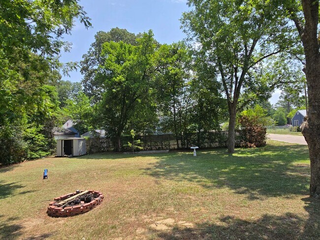 Building Photo - 707 Miller Ave