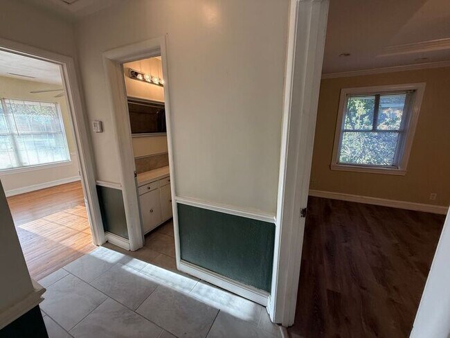 Building Photo - Gulf Breeze Proper - Casablanca - 2 bed, 1 bath