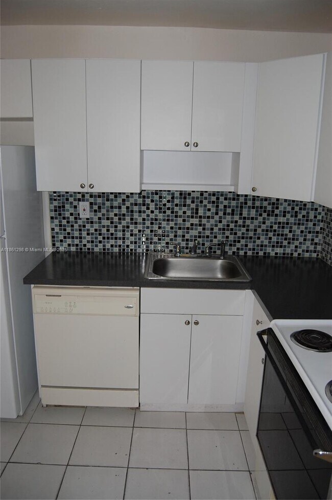 Building Photo - 1334 Collins Ave
