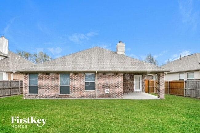 Building Photo - 205 Wooded Creek Ave
