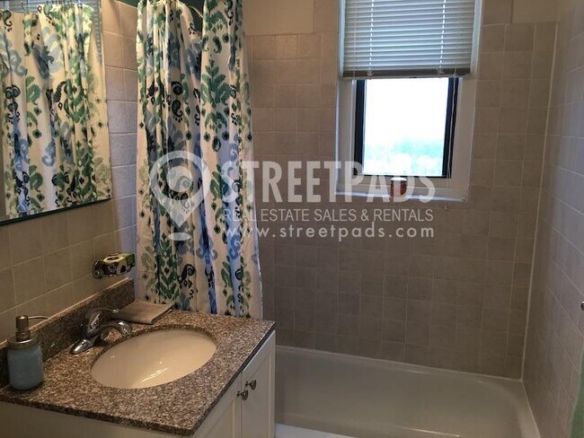 Building Photo - 2 bedroom in Cambridge MA 02138