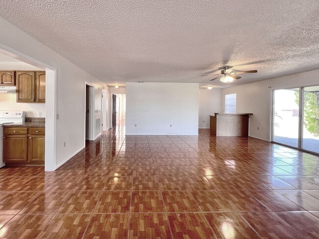 Building Photo - Spacious 3-Bedroom, 2-Bathroom in Winter H...