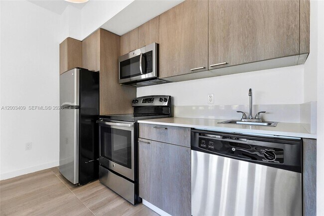 Building Photo - 557 Michigan Ave