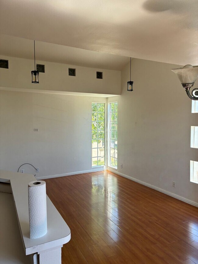 Building Photo - 607Ynez