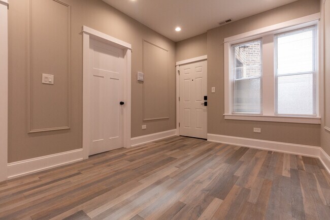 Building Photo - 3757 W Addison St