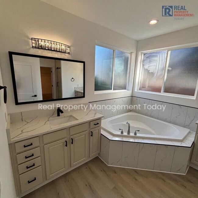 Building Photo - Beautifully Remodeled Modern 3-Bedroom TownHome with Fenced Yard & Garage in Orting