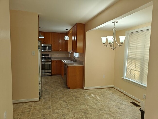 Building Photo - 5 Bedroom home in Henrico