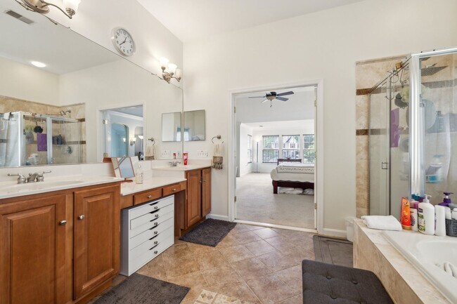 Building Photo - Stunning single-family home filled with th...