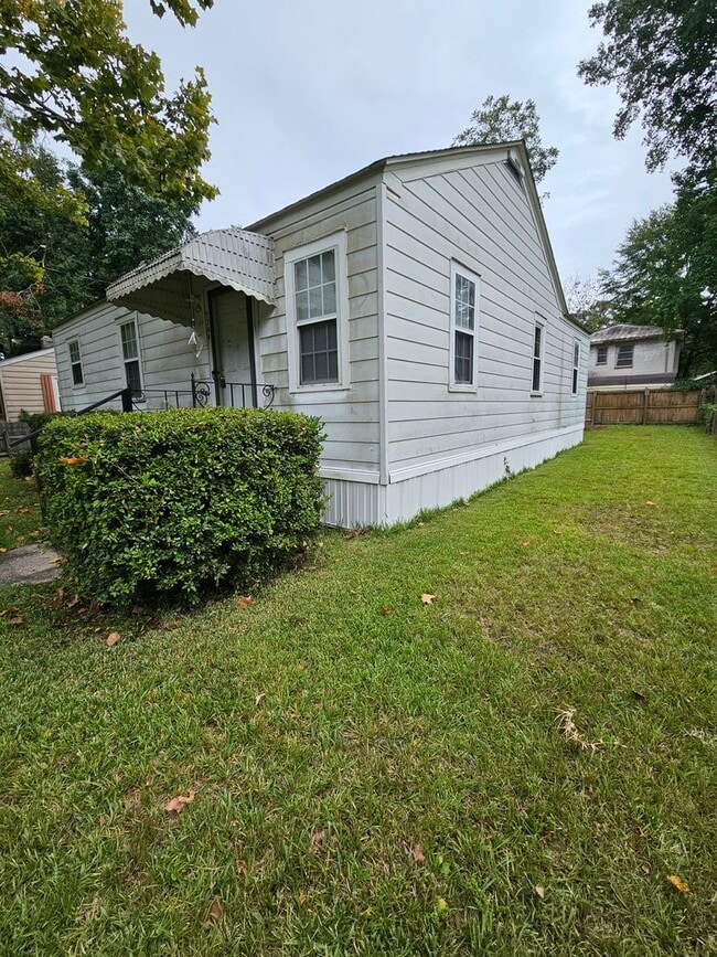 Building Photo - Discover Your New Everyday Haven in Hanahan!