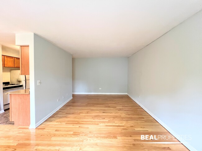 Building Photo - 510 W Briar Pl