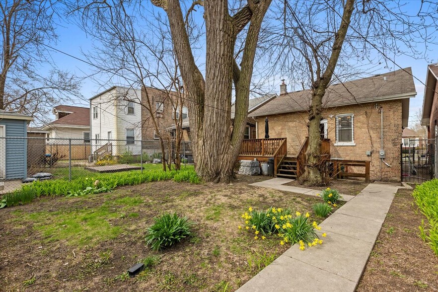 Building Photo - 6735 S St Lawrence Ave