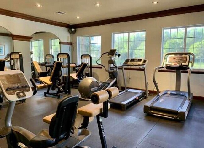 Building Photo - 500 Crestwood Ct S