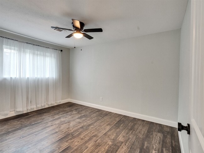 Building Photo - 2123 Quail Valley E Dr