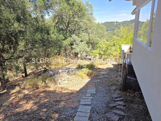 Building Photo - AVAILABLE NOW - 3 Bed/2.5 Bath Atascadero Home expansive property