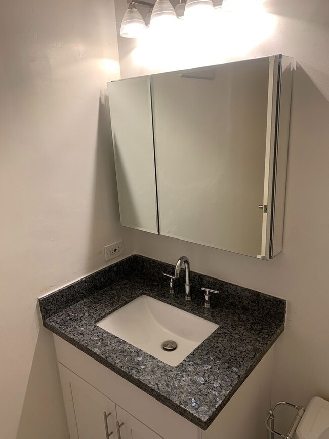 Building Photo - Lovely 2-Bedroom Apartment in Sharon Heights