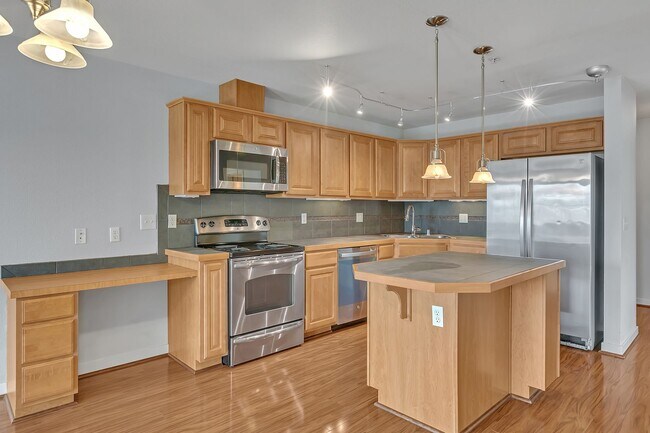 Building Photo - Perfectly Placed Condo In the Heart of Puyallup