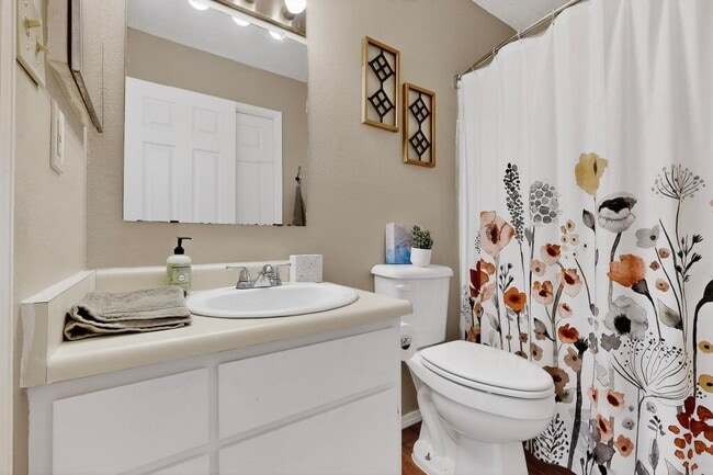 Building Photo - NE 2 Bedroom 2 Bath with Garage