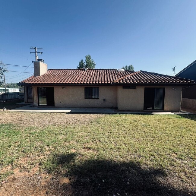Building Photo - Single-level 4-Bedroom home on a large cor...