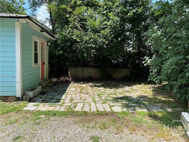 Building Photo - 433 S Rocksprings St