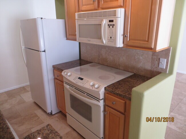 Building Photo - Delightful One Bedroom Condo in Pacific Beach
