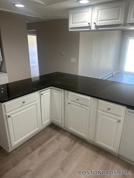 Building Photo - 13 Kenmar Dr