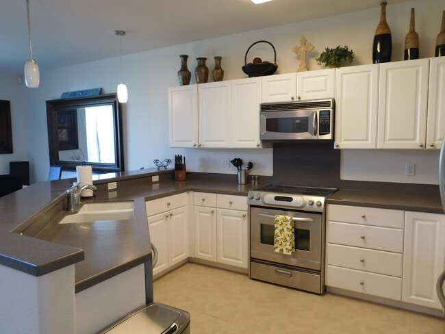 Building Photo - Fully Furnished 3BR/3BA Twnhs w/Prkg for 2 - Available Now