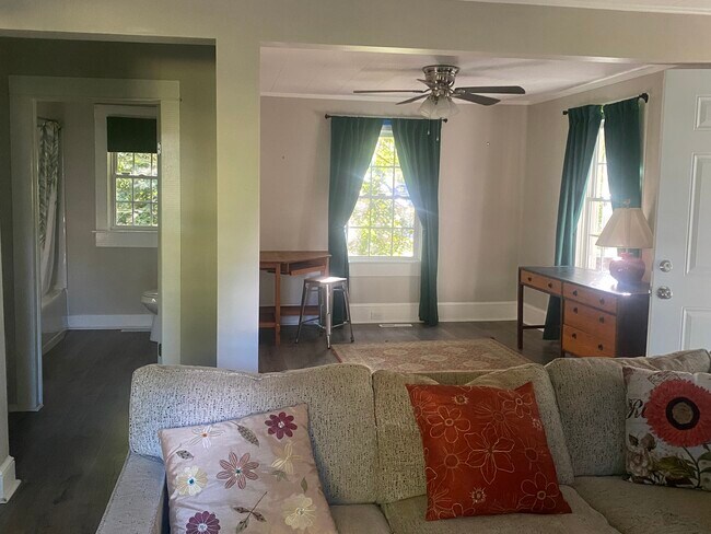 Extended living room can be separated - 944 W 2nd St