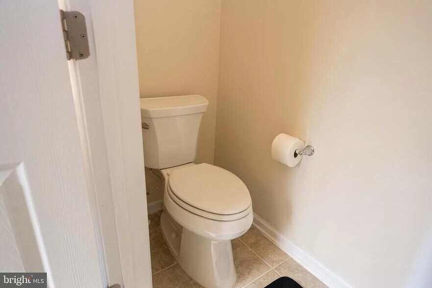 2nd floor - bathroom - 25239 Laureldale Ter