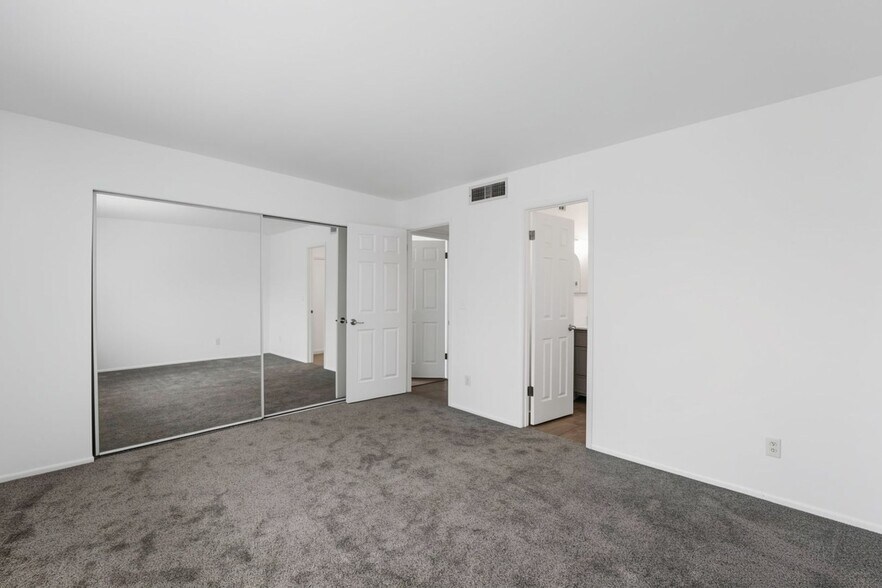 Building Photo - 1336 N 85th Pl