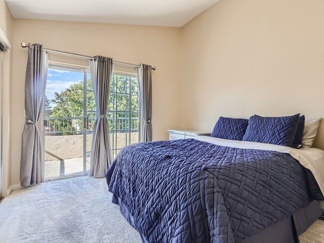 Building Photo - Evolve Real Estate: Bright 1 Bedroom Condo with  Private Garage near DTC!