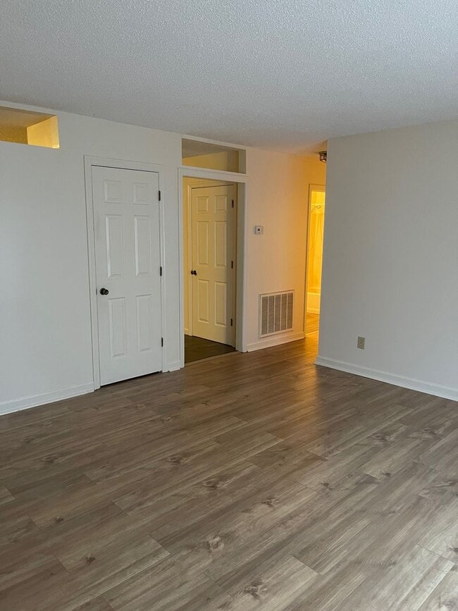 Building Photo - 3 Bedroom / 2 Bath Apt  Kingsport TN