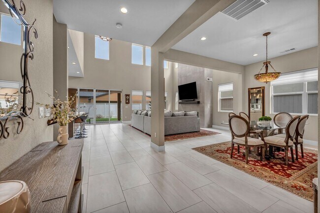 Building Photo - 619 Camargue Trl