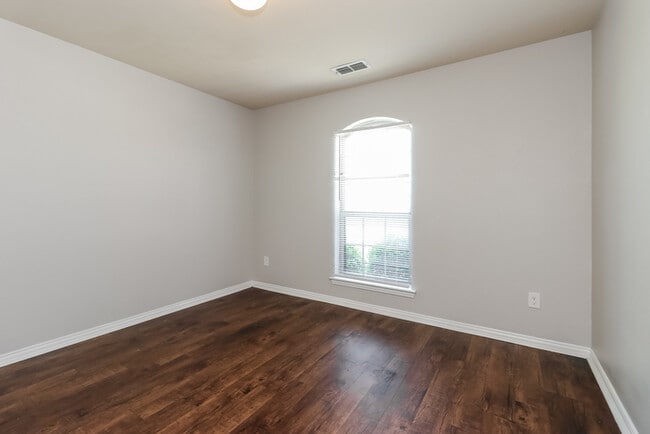 Building Photo - 3112 Royal Crest Dr