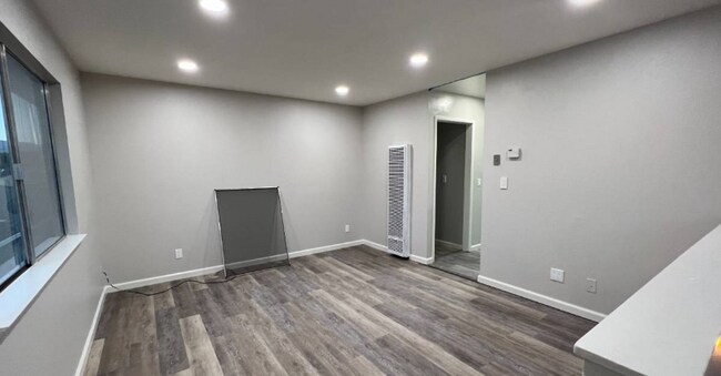 Building Photo - 210 E Romie Ln