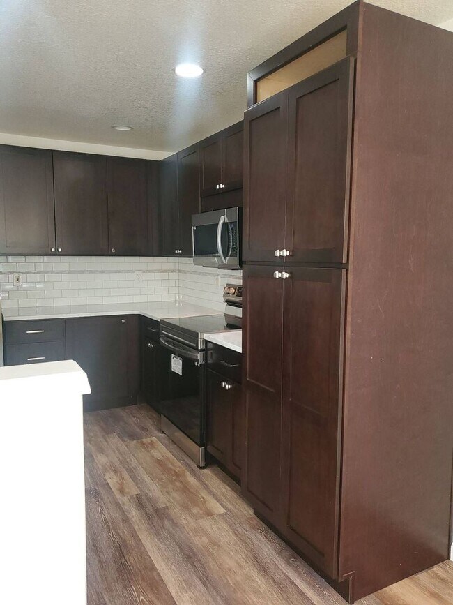 Building Photo - Great Single Family Home In Central Hillsb...