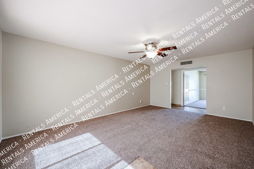 Building Photo - 2421 S Terrace Rd