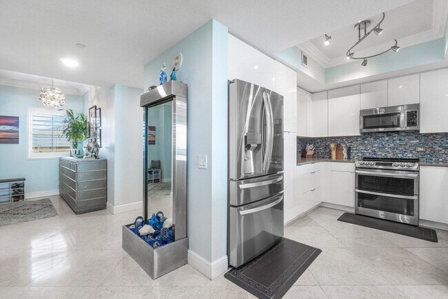 Building Photo - 2650 Lake Shore Dr