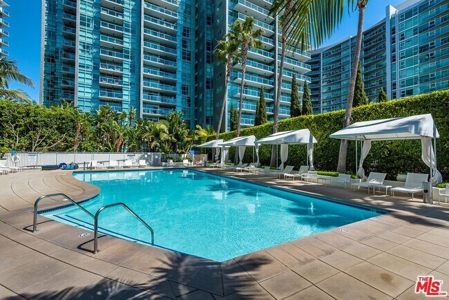 Building Photo - 13700 Marina Pointe Dr