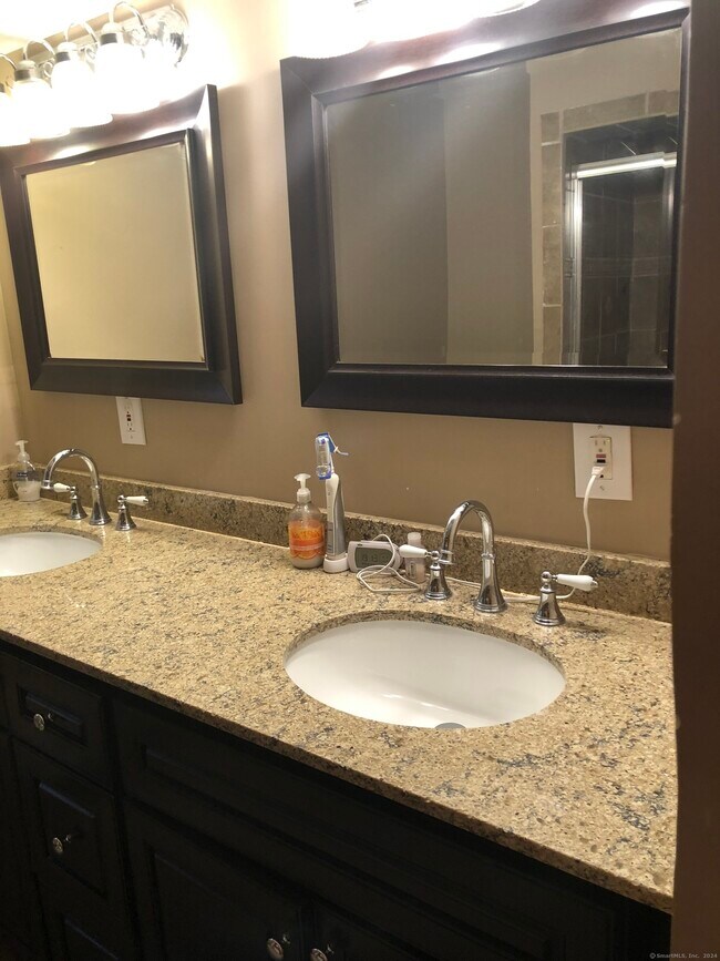 Building Photo - 325 Pasadena Pl