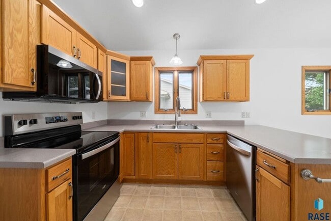 Building Photo - Charming Multi-Level Home! Large Backyard,...