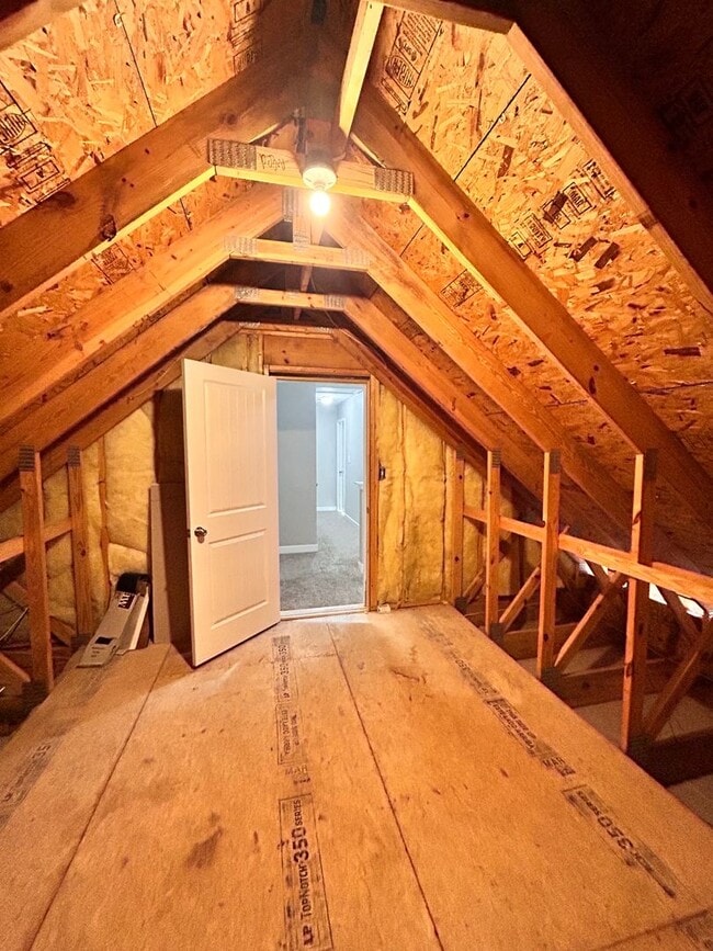 Building Photo - Large family rental available in Maple Hill