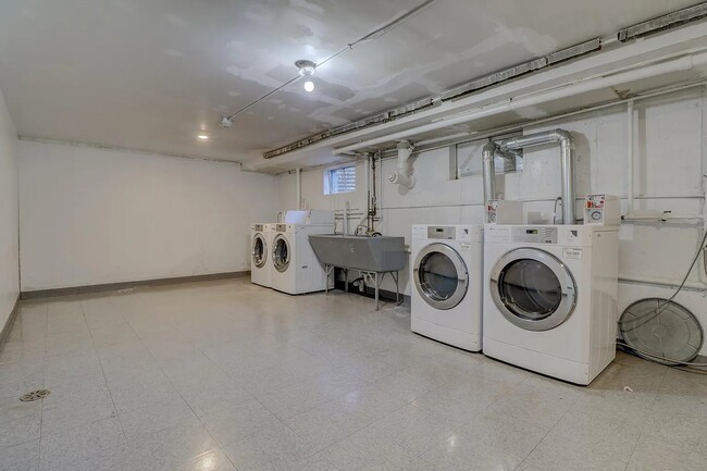 Building Photo - Fully Furnished ! Apartment in the Heart o...