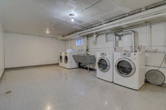 Building Photo - Fully Furnished ! Apartment in the Heart of Buffalo Grove! Walking distance to everywhere ! All u...