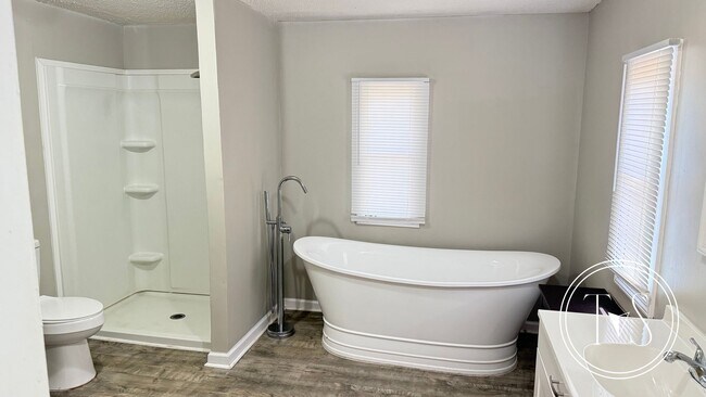 Building Photo - SPRING MOVE-IN SPECIAL: $500 OFF 1ST MONTH...